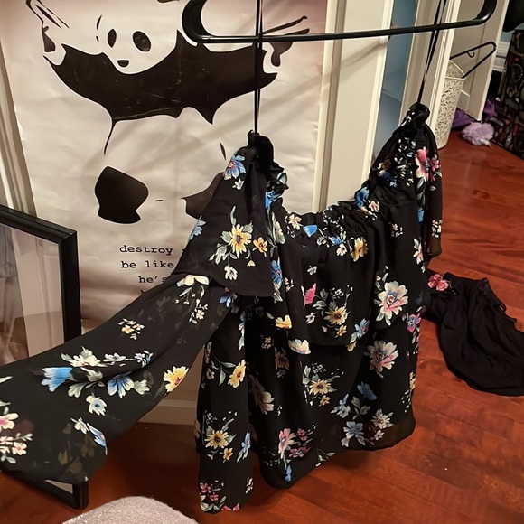 Cute long black floral top.🖤🌸🌼 - Picture 2 of 5